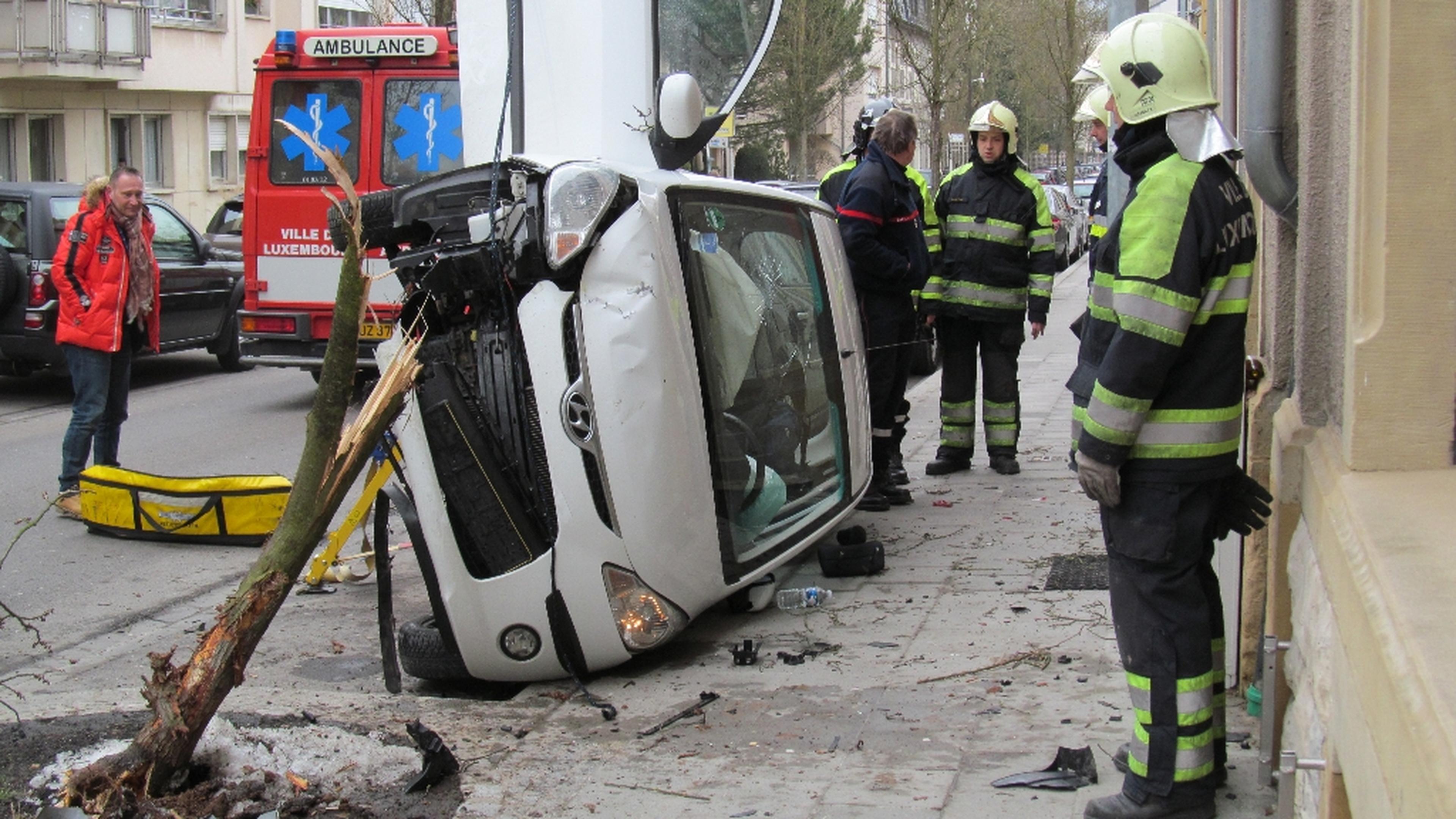 Limpertsberg Unfall Auto Kippt Um Luxemburger Wort